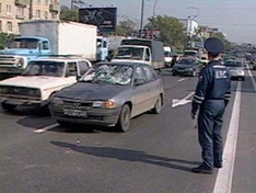 Неповоротливый грузовик разнес пол-улицы