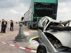 Грузовик перекрыл МКАД и покорежил легковушку

