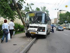 В столице пассажирский автобус врезался в столб