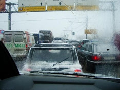 Пластиковые бутылки заблокировали въезд в Москву