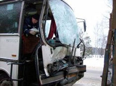 Переполненный автобус столкнулся с бензовозом