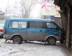 Маршрутка разрушила часть здания