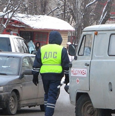 Автобус врезался в нежилой дом