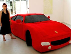 Англичанка связала настоящий Ferrari