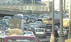 Коммунальщики устроили каток на улицах Москвы