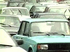 В Москве горящая иномарка перекрыла магистраль