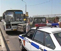 КамАЗ устроил свалку на мосту