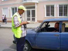 Мигранты собирали дань с водителей