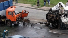 Грузовик врезался в рейсовый автобус в Москве