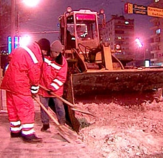 Столичные дороги продолжают очищать от снега