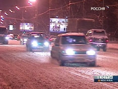 Вчерашний снег расчищают до сих пор