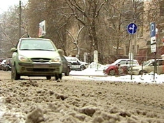 Ночной снегопад усугубил ситуацию на дорогах