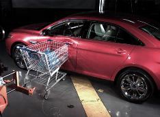 Ford таранит машины тележками из супермаркетов