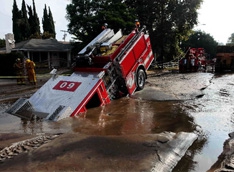 Пожарный грузовик провалился под землю
