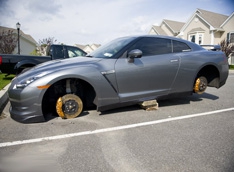 Nissan GT-R оставили без колес