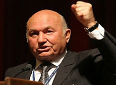 Лужков потребовал починить дороги