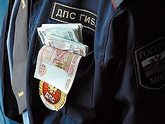Гаишник брал взятки с доставкой