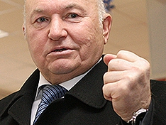 Лужков выступил против наклеивания стикеров на машины