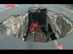В Китае мост "проглотил" грузовик