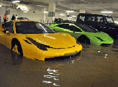 Сотни дорогих авто затонули в гараже