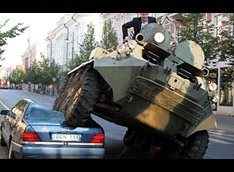 Литовский мэр давит дорогие машины на БТР