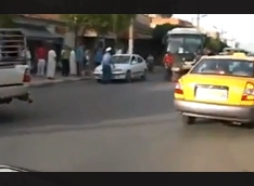 Алжирские водители "катают" полицейских на капоте