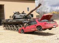 Армейские развлечения: раздави авто на танке