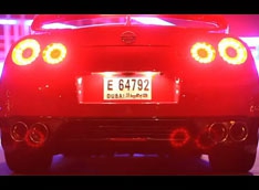Nissan GT-R плывет по дорогам Дубая