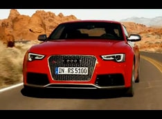 Audi RS5 парит над пустыней