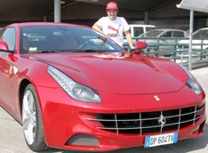 Фернандо Алонсо получил в подарок Ferrari FF