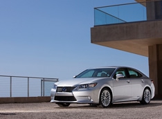 Lexus впервые представляет гибридный седан