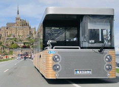 Во Франции эксплуатируют двухголовый автобус