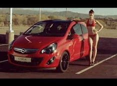 Сексуальная модель рекламирует цветовую линию Corsa