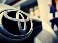 Кнопка на подлокотнике грозит сжечь 1,5 млн. авто Toyota