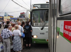 Половина водителей столицы голосует за автобус