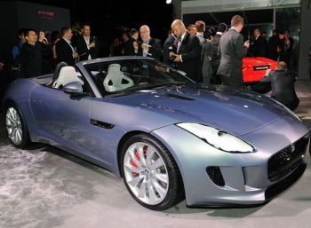 Jaguar F-Type возвещает о возвращении к спорткарам