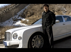 Джеки Чан подрабатывает шофером на Bentley