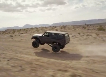 Самый крутой Chevy Blazer разрывает пустыню на части  