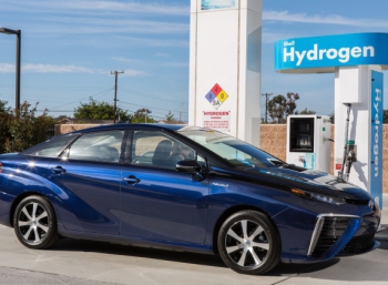 Toyota начнет продажи автомобиля с водородным двигателем