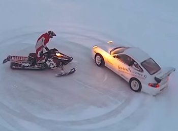 Веселье по-фински: мотоцикл, снегоход и спорткар на льду