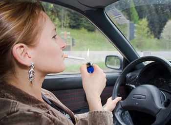 Госдуму попросили запретить курение за рулем