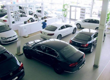 Продажи легковых автомобилей в России упали почти на 50%