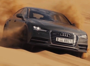 Audi A7 тревожит песчаные дюны Дубая