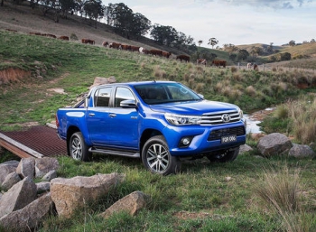 Пикап Toyota Hilux получил новые моторы и коробки передач