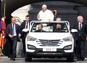 Папа Римский пересел на кабриолет Hyundai Santa Fe
