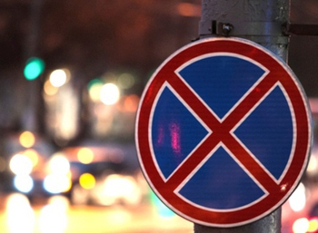 В Москве разрешат парковаться под запрещающими знаками ночью