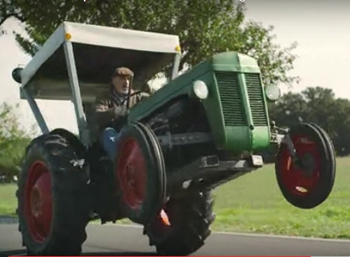 Фермер Георг развлекается на своем 419-сильном тракторе