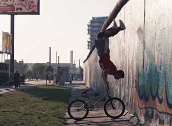 Дикая смесь BMX-трюков и гимнастики освежают улицы Берлина 