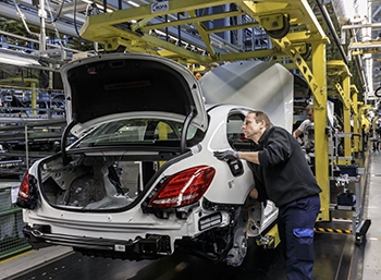 Mercedes склонен построить завод в Польше, а не в России