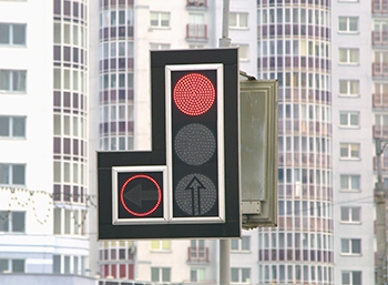 В Москве появился первый светофор с красным сигналом поворота